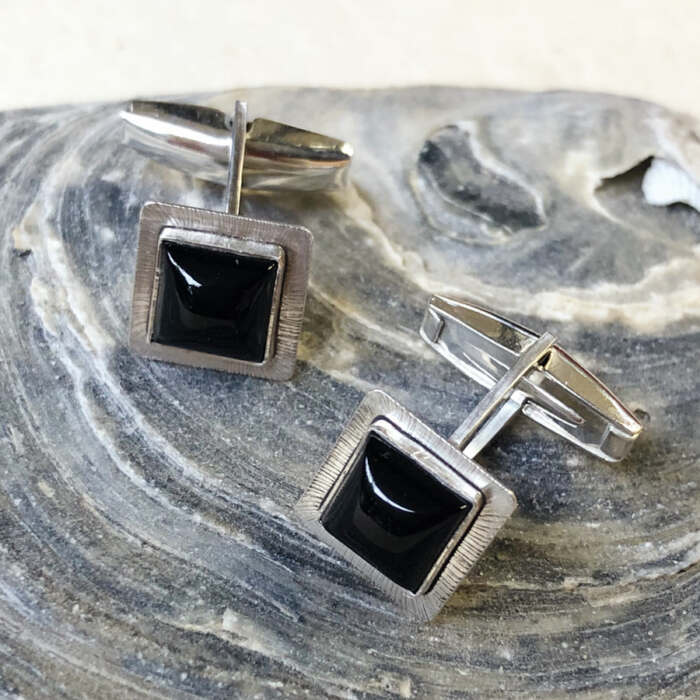 Les boutons de manchette Antoine en argent 925 et onyx.