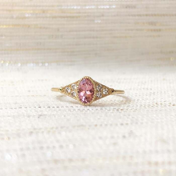 La bague Béatrice ovale or jaune 18K Fairmined : tourmaline rose et saphirs blancs