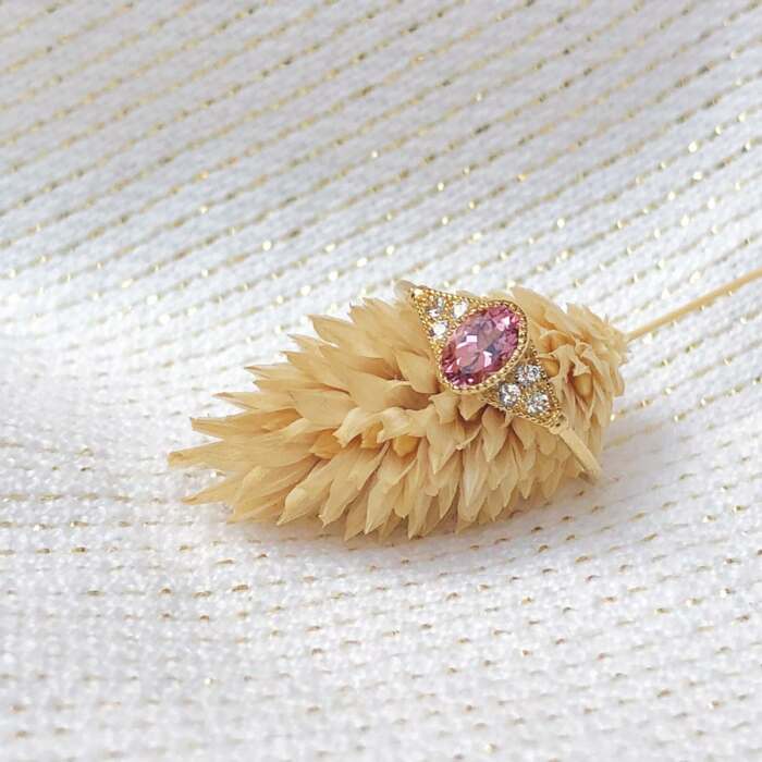 La bague Béatrice ovale or jaune 18K Fairmined : tourmaline rose et saphirs blancs