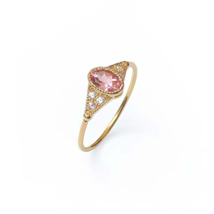 La bague Béatrice ovale or jaune 18K Fairmined : tourmaline rose et saphirs blancs