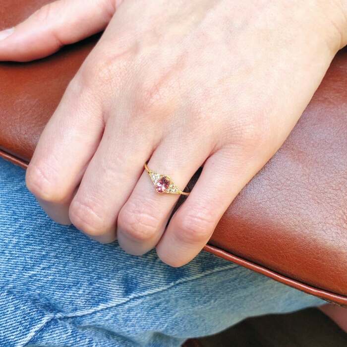 La bague Béatrice ovale or jaune 18K Fairmined et tourmaline rose portée