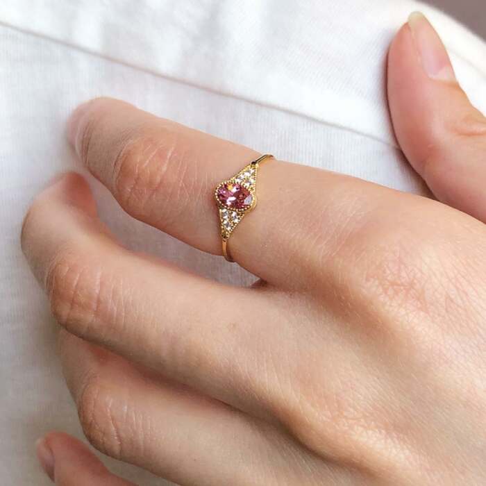 La bague Béatrice ovale or jaune 18K Fairmined et tourmaline rose portée