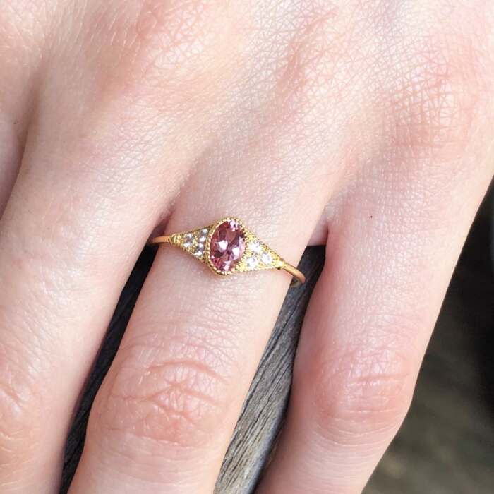 La bague Béatrice ovale or jaune 18K Fairmined et tourmaline rose portée