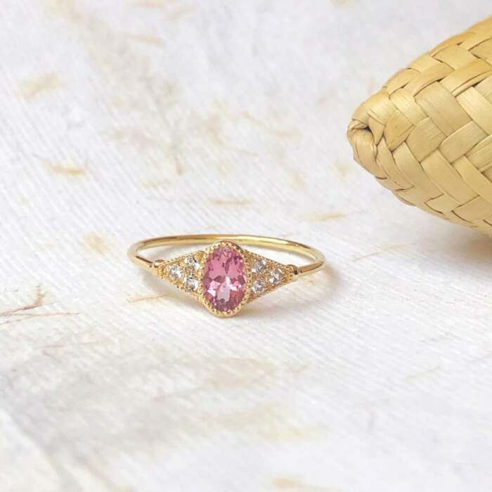 La bague Béatrice ovale or jaune 18K Fairmined : tourmaline rose et saphirs blancs