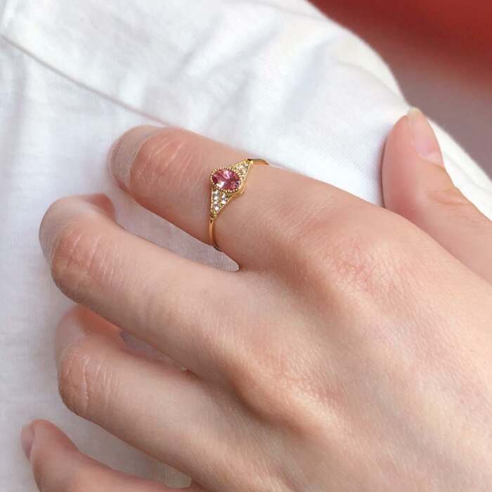 La bague Béatrice ovale or jaune 18K Fairmined et tourmaline rose portée