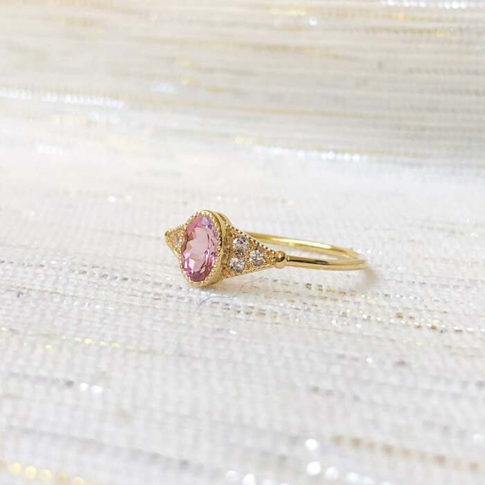 La bague Béatrice ovale or jaune 18K Fairmined : tourmaline rose et saphirs blancs