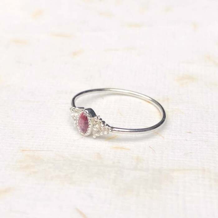 La bague Sofia : tourmaline rose et saphirs blancs, pièce unique taille 54.