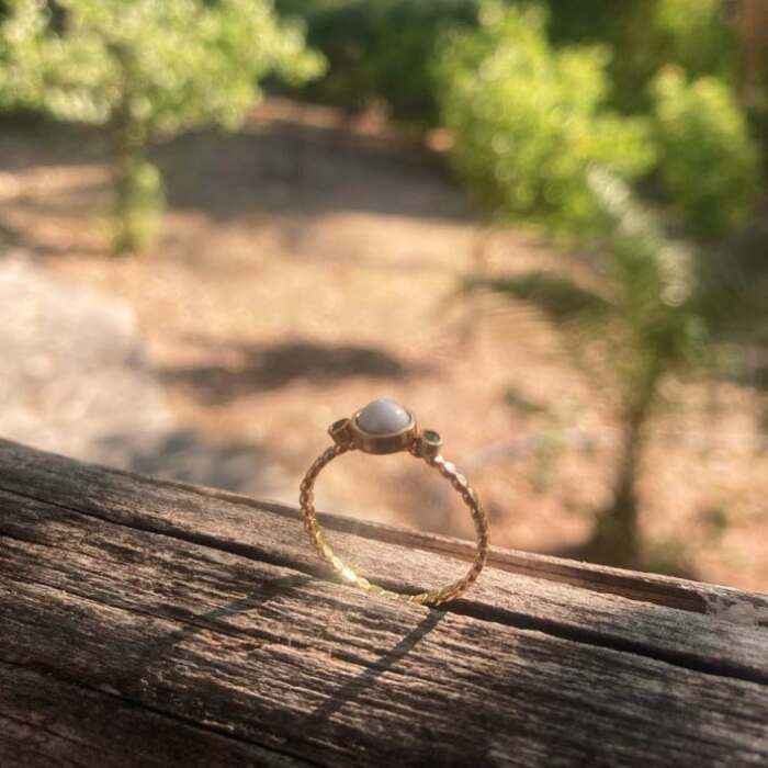 La bague de Maelys, pièce unique sur mesure en or rose 18K Fairmined avec perle fournie et deux émeraudes de Colombie