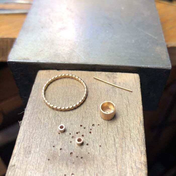 La bague de Maelys, pièce unique sur mesure en or rose 18K Fairmined avec perle fournie et deux émeraudes de Colombie