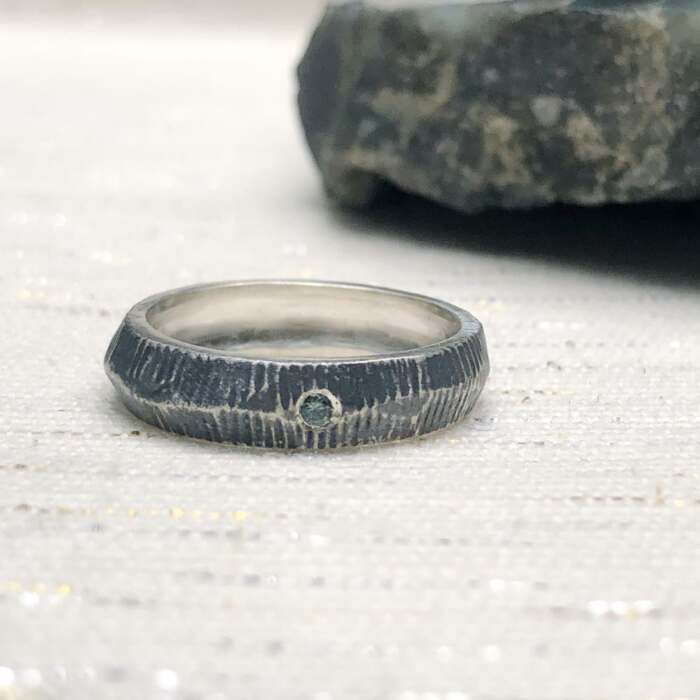 La bague Tino en argent massif noirci sertie d'un saphir teal