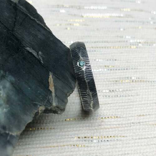 La bague Tino en argent massif noirci sertie d'un saphir teal