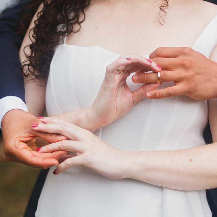 La bague VERA sertie saphirs roses et la bague ERNEST 4 mm en or jaune 18K Fairmined : les alliances de Louise et Mario