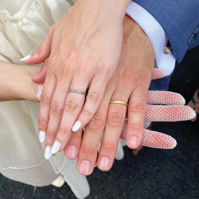 La bague VERA sertie de saphirs bleus et la bague ANDREA en or 18K Fairmined : les alliances de Margot et Diego