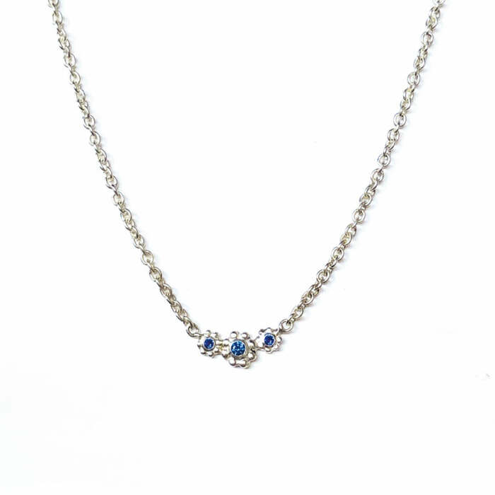 Le collier Lena en argent 925 serti de saphirs bleus