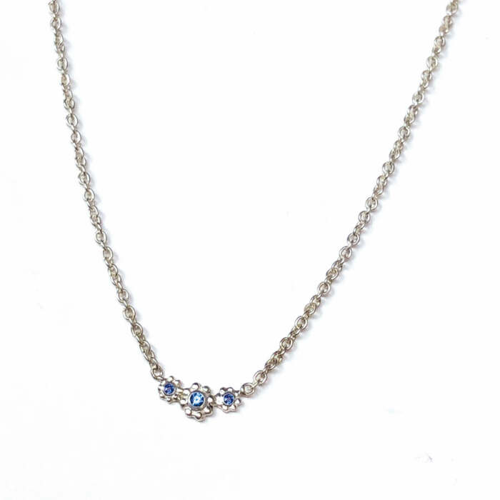 Le collier Lena en argent 925 serti de saphirs bleus