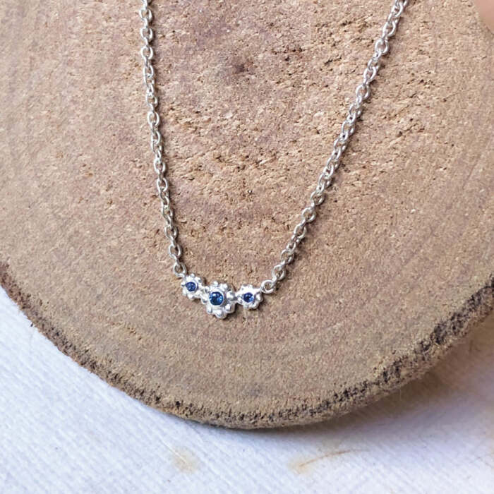 Le collier Lena en argent 925 serti de saphirs bleus