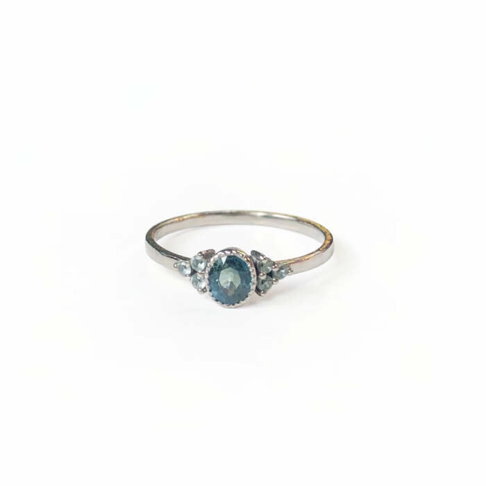 La bague Laura en or gris palladié 18 carats faimined sertie d'un saphir teal blue et de 6 saphirs verts, pièce unique taille 53