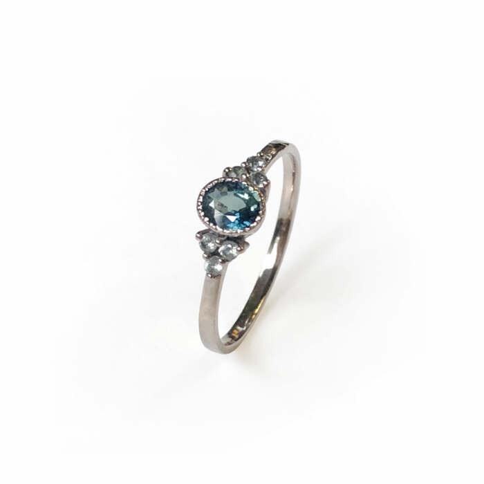 La bague Laura en or gris palladié 18 carats faimined sertie d'un saphir teal blue et de 6 saphirs verts, pièce unique taille 53