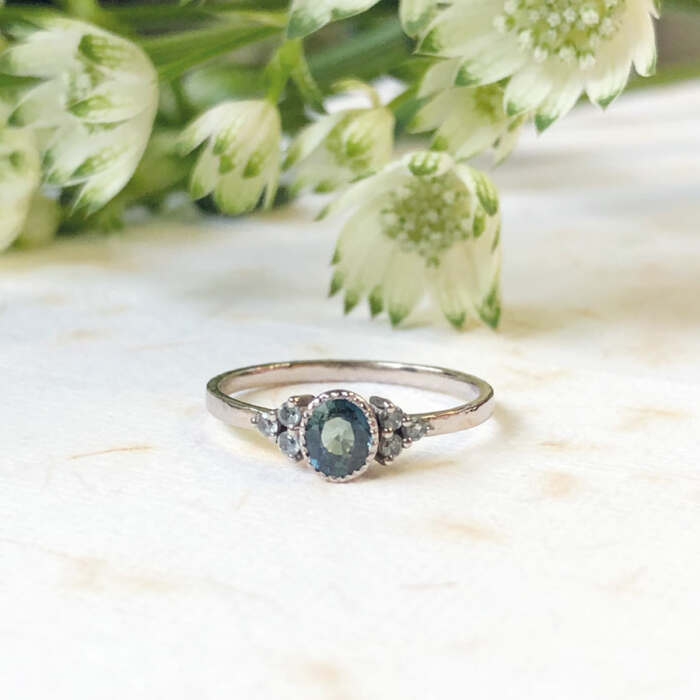 La bague Laura en or gris palladié 18 carats faimined sertie d'un saphir teal blue et de 6 saphirs verts, pièce unique taille 53