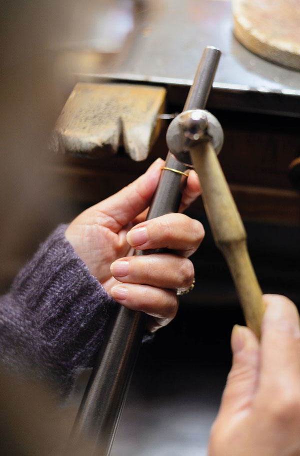 bague martelée sur le triboulet à l'atelier ROBIN PARIS