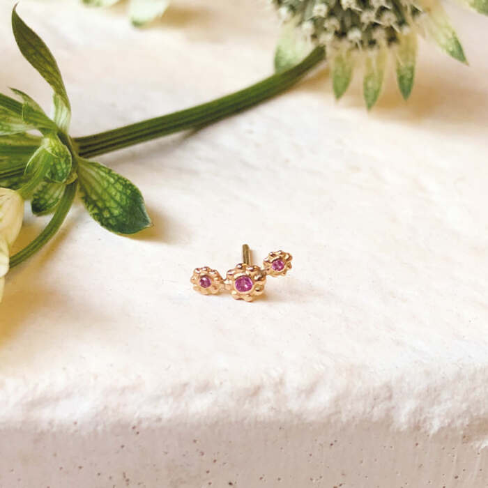 La puce Lena Trio en or rose 18 carats Fairmined sertie de saphirs roses