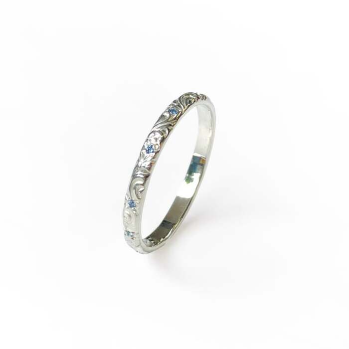 La bague Vera en argent sertie de saphirs bleus