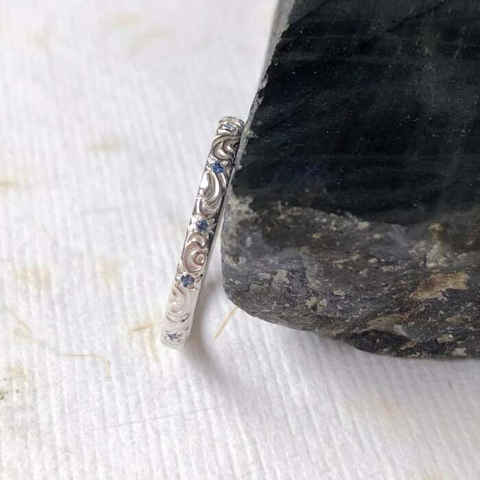 La bague Vera en argent sertie de saphirs bleus