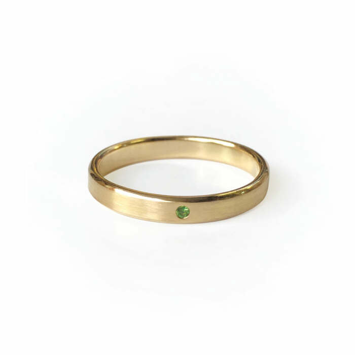 La bague ERNEST en or jaune sertie d'une tsavorite