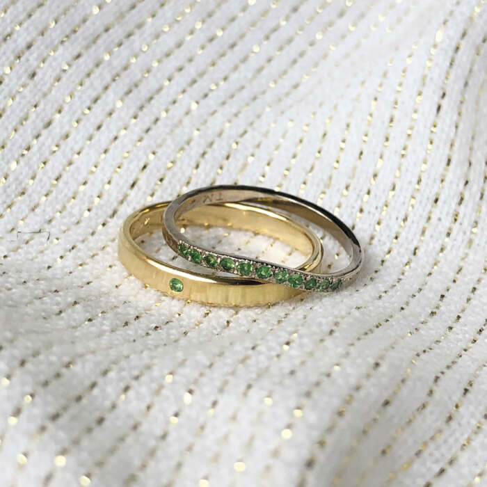 La bague ERNEST en or jaune sertie d'une tsavorite