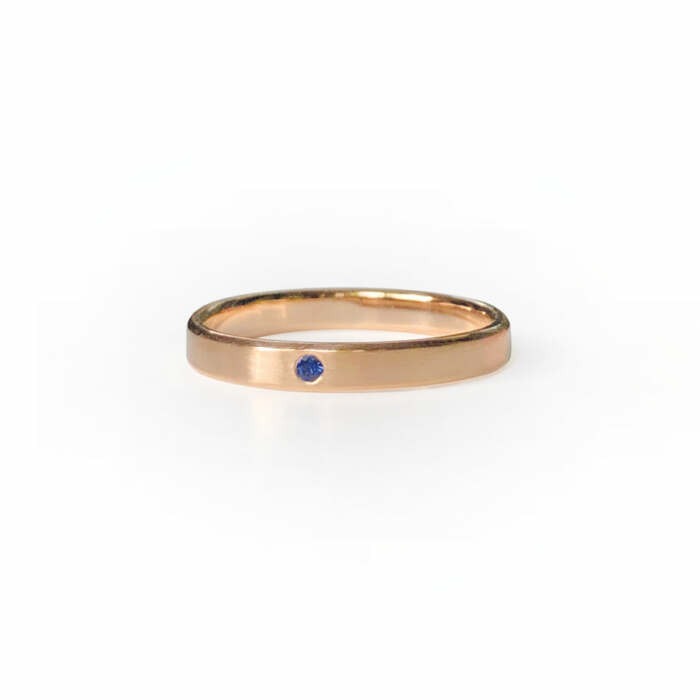 La bague ERNEST en or rose sertie d'un saphir bleu intense