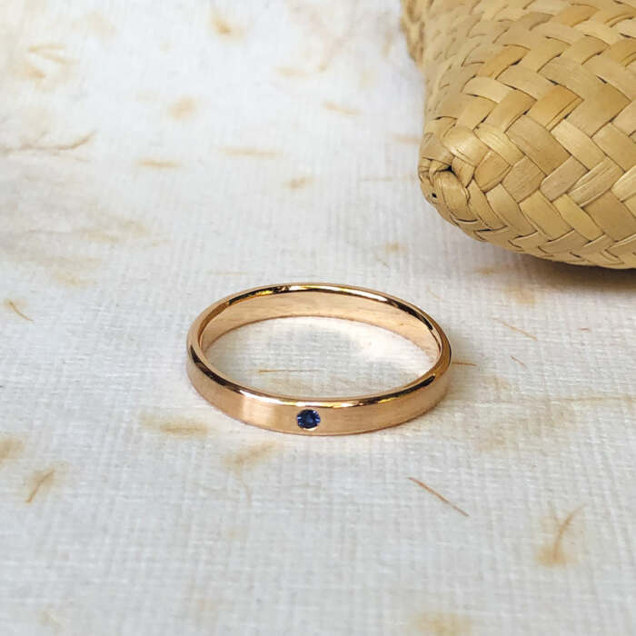 La bague ERNEST en or rose sertie d'un saphir bleu intense