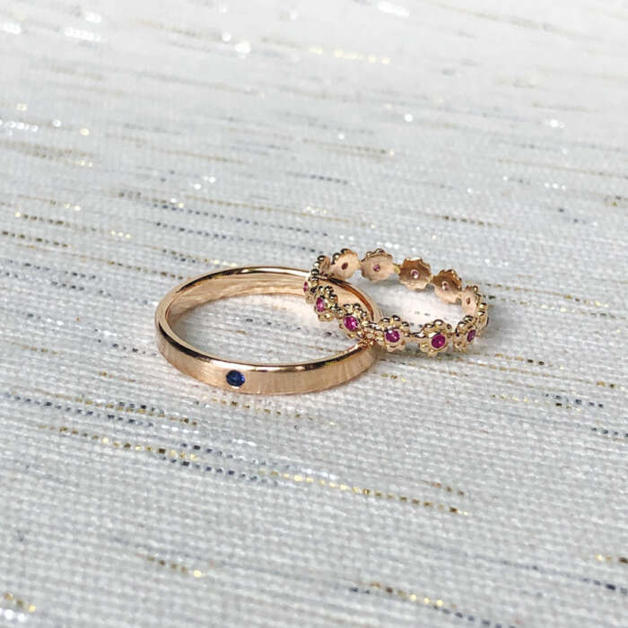 La bague ERNEST en or rose sertie d'un saphir bleu intense avec la bague LENA en or rose sertie de saphirs roses