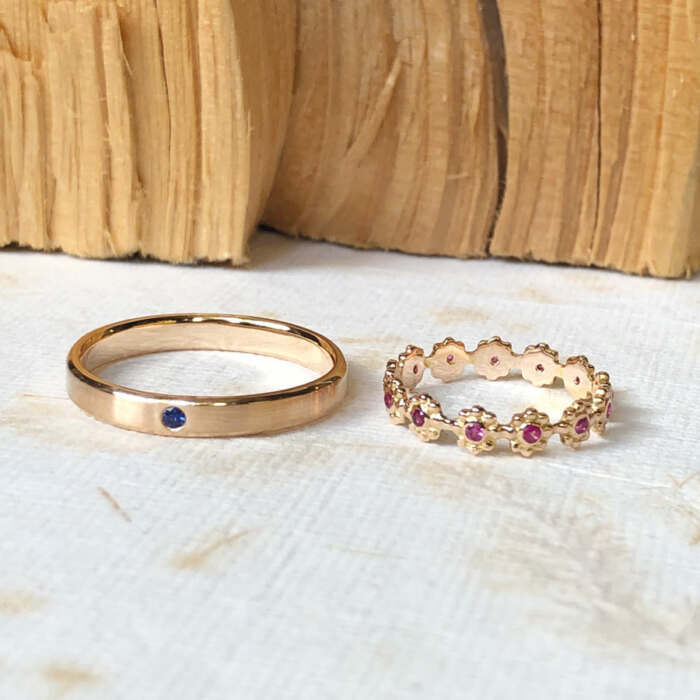 La bague ERNEST en or rose sertie d'un saphir bleu intense avec la bague LENA en or rose sertie de saphirs roses