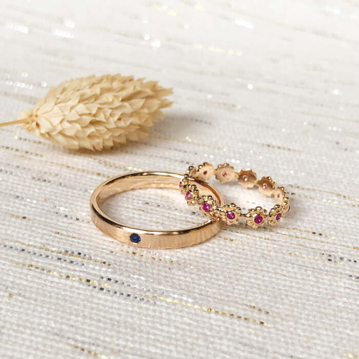 La bague ERNEST en or rose sertie d'un saphir bleu intense avec la bague LENA en or rose sertie de saphirs roses