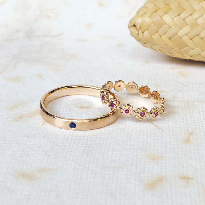 La bague ERNEST en or rose sertie d'un saphir bleu intense avec la bague LENA en or rose sertie de saphirs roses