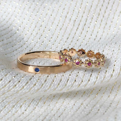 La bague ERNEST en or rose sertie d'un saphir bleu intense avec la bague LENA en or rose sertie de saphirs roses