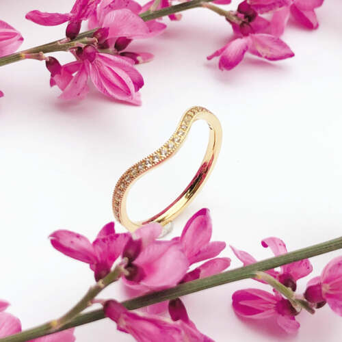 La bague LILIBETH courbe en or jaune 18 carats et saphirs blancs